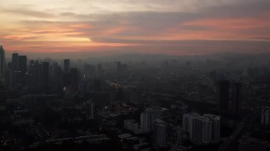 Altın günbatımında sağa dönen Kuala Lumpur 'un hava manzarası