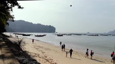 Tayland, Krabi - 22 Ocak 2019 Sabahları plajda insanlarla meşgul