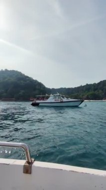 Malezya, Pulau Kapas - 20 Temmuz 2025 Turist şnorkelle yüzmek için demirli tekne, hareket halindeki tekneden görülüyor