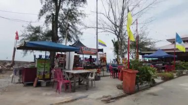 Malezya, Sekinchan - 26 Aralık 2022 Kötü koşullarda sahildeki küçük tezgah