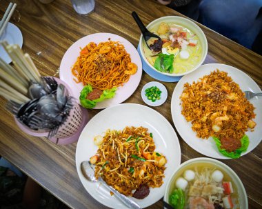 Masadaki en iyi Çin Hokkien yemeği manzarası..