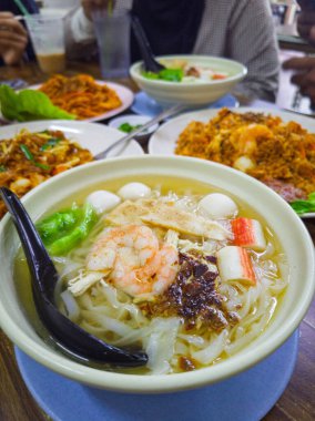 Masada karidesli erişte çorbası ve diğer Hokkien yemekleri var..