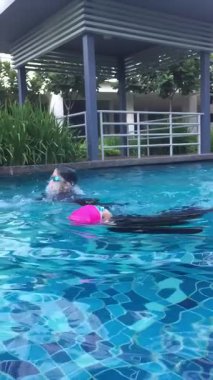 Malezya, Bangi - 2 Ocak 2020 Mutlu çocuklar ağır çekimde yüzüyor.