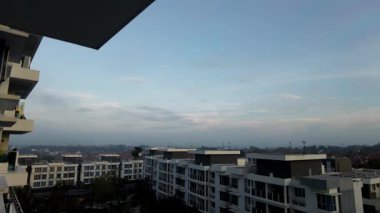 Malezya, Bangi - 16 Ocak 2023 Bulutlar Bandar Seri Putra 'da Putra1 Apartmanı yakınlarında hareket ediyor