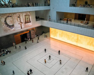 Şangay, Çin - 8 Aralık 2024 Şangay Doğu Müzesi 'nin lobisinde ziyaretçiler