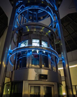 Çin, Şangay 8 Aralık 2024: Doğu İnci Kulesi 'ndeki fütüristik asansör kaldırışı gözlem güvertesine.