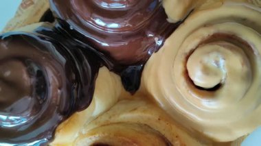 Dört çeşit tarçınlı rulonun genel görünümü.