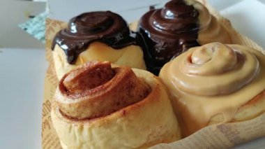 Çeşitli tarçınlı rulo tatların dönüşümlü görünümü.