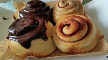 Tarçın rulolarının farklı lezzetlerdeki yakın görüntüsü.