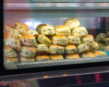 Fırında taze çikolatalı çörekler sergileniyor..