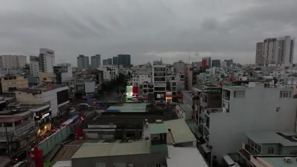 Ho Chi Minh Saigon, Vietnam, sötétedik. Nagyvárosi nézet időeltolódás — Stock videók