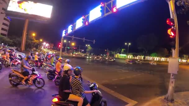 Lampu lalu lintas di malam hari di Vietnam. Banyak sekali sepeda motor. Waktu jeda — Stok Video