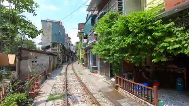 Koleje przejeżdżają przez żyjącą dzielnicę. Typowy widok z Wietnamu, Hanoi — Wideo stockowe