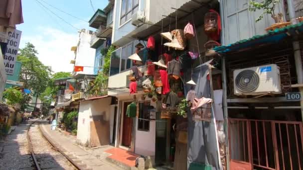 Typical Vietnamese lifestyle view. Railway between houses, conus hats, flag — Vídeos de Stock