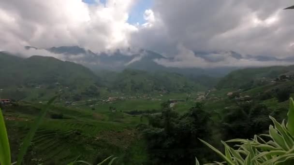 산골짜기에 있는 구름, 아름다운 광경. 시간의 경과 — 비디오