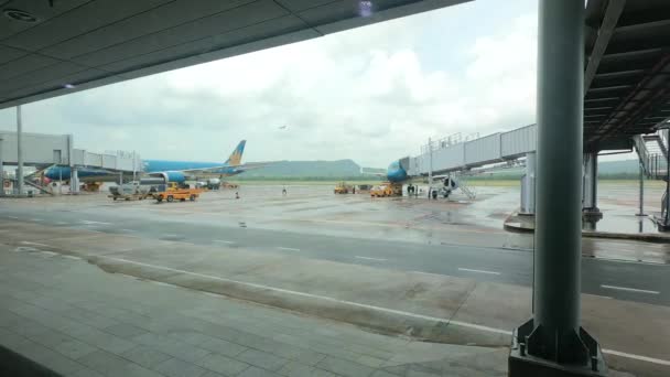 Bewolkt weer op de luchthaven, shuttlebus. Phu Quoc eiland, Vietnam — Stockvideo