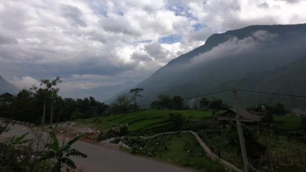 산 속의 마을 도로, 구름의 모습, 시간의 경과 — 비디오