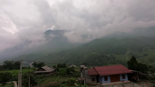 구름 이 산악 마을의 타임 라인 비디오를 통해 이동하고 있습니다. Sapa VIetnam — 비디오