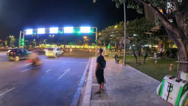 Noční provoz, motorky ve Vietnamu. Časová prodleva semaforu — Stock video
