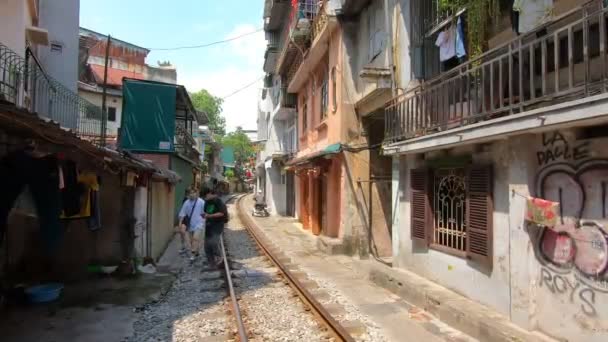 Domy wzdłuż linii kolejowej w Hanoi, Wietnam — Wideo stockowe