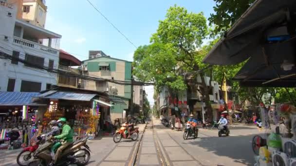 Vista típica vietnamita na ferrovia e no tráfego de Hanói — Vídeo de Stock