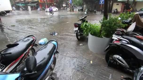 La basura está flotando, inundación en Hanoi, Vietnam, motos en el agua — Vídeo de stock