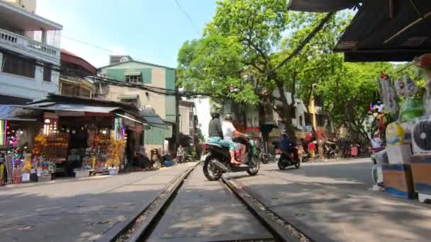 Hanoi, Vietnam. Železnice přes město, doprava, motocykly — Stock video