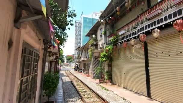 Železnice projíždějí živou čtvrtí. Typický pohled na Vietnam, Hanoj — Stock video