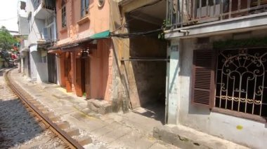 Demiryolu Hanoi, Vietnam 'daki yaşam bölgesinden geçiyor.