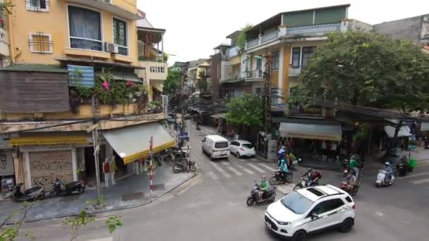 Intersection in a traditional old quarter in the center of Hanoi, Vietnam — стокове відео