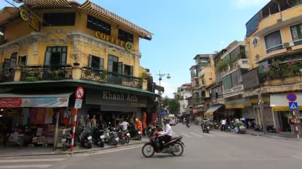 Skrzyżowanie w starej dzielnicy w centrum Hanoi, Wietnam — Wideo stockowe
