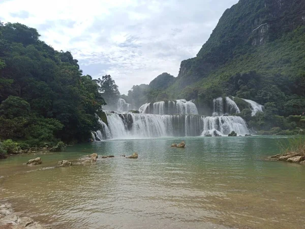 Güzel Ban Gioc Şelalesi Vietnam ve Çin sınırında