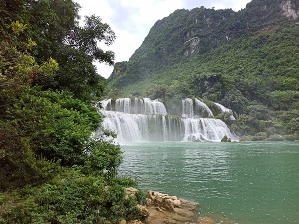 Güzel Ban Gioc Şelalesi Vietnam ve Çin sınırında