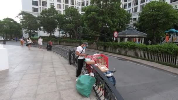 Entregar encomendas trazidas de moto para um grande bairro — Vídeo de Stock