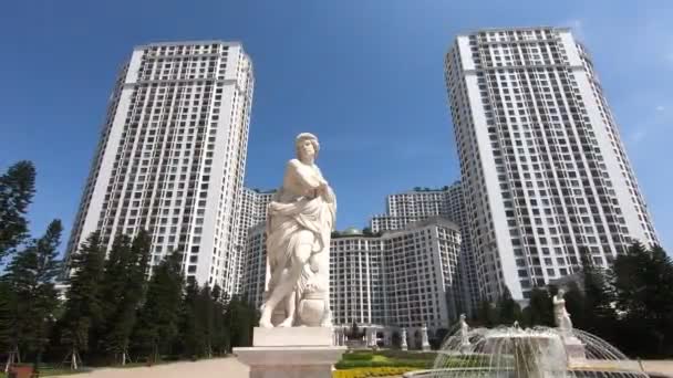 河内一个昂贵生活区的古式雕像和喷泉 — 图库视频影像
