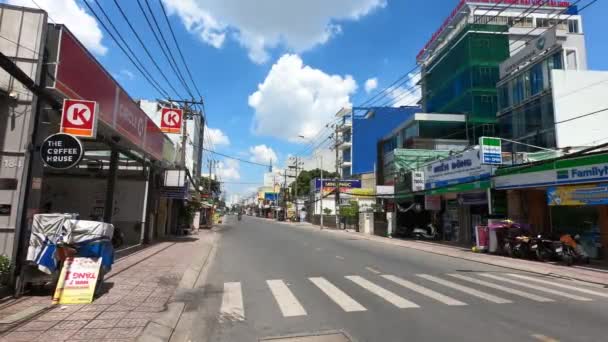 Eine kleine Straße in Ho-Chi-Minh-Stadt an einem sonnigen Tag — Stockvideo