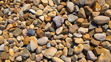 Çakıl taşları ve nehir taşlarının doğal bir çeşidi, sıcak toprak tonlarında, peyzaj, bahçe sınırları, patikalar veya dekoratif kaya yüzeyleri için idealdir. Bahçe ve bahçe dekorasyonu için doğal çakıl taşları ve nehir taşları.