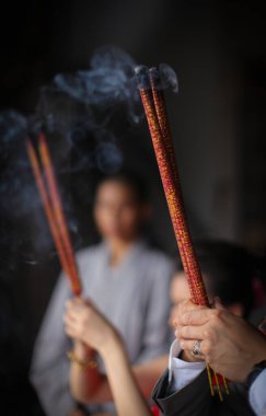 Bir tapınakta tütsü çubukları yanarken, renkli bir tören sahnesi yaratırken, Çin duası, Çin yeni yılı duaları