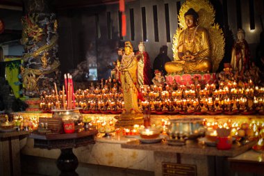 Huzurlu Buda Heykeli Renkli Tapınağın ortasında Meditasyon, Barış ve Ruhanilik için Sakin bir Buda heykeli canlı bir türbede, huzur ve maneviyat yayıyor..