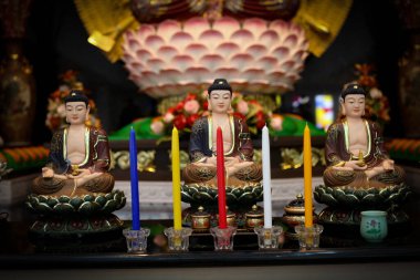 Huzurlu Buda Heykeli Renkli Tapınağın ortasında Meditasyon, Barış ve Ruhanilik için Sakin bir Buda heykeli canlı bir türbede, huzur ve maneviyat yayıyor..