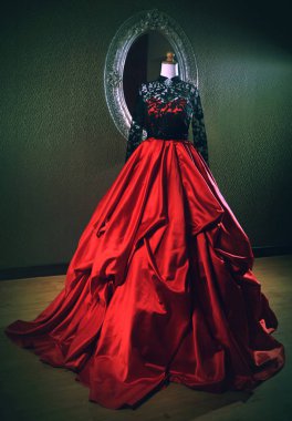 Moda gösterisi için lüks parti elbisesi ve balo elbisesi moda tasarım fikirleri için lüks, zarafet ve klasik tasarımı çağrıştırıyor.