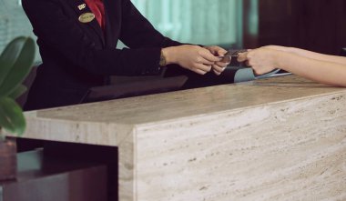 İki el bir kartvizit ve işlem değiş tokuşu, ağ oluşturma, profesyonel temas ve bireyler arasındaki işbirliği. İnsanlar İşletme, Ağ ve Profesyonel Bağlantı Değiş tokuşu