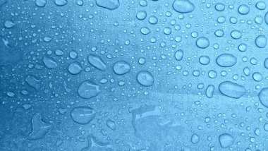 Zengin metalik yüzey, çeşitli boyutlarda su damlacıklarıyla doludur. Lüks ve soyut bir doku yaratır. Markalaşma, ürün çekimleri veya premium tasarım projeleri için ideal arkaplan