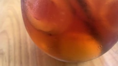 Yuvarlak bardakta soğuk buzlu çay köpüklü ve taze naneli, siyah pipetli. Davetkar ve sıradan, yaz kafesi ya da yaşam tarzı tasviri için mükemmel, naneli ve köpüklü buzlu çay bardağı tazeleme