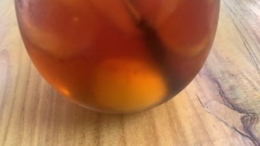 Yuvarlak bardakta soğuk buzlu çay köpüklü ve taze naneli, siyah pipetli. Davetkar ve sıradan, yaz kafesi ya da yaşam tarzı tasviri için mükemmel, naneli ve köpüklü buzlu çay bardağı tazeleme