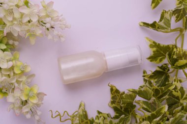 Estetik bir geçmişi olan yeni bir sprey ürün şişesi markalaşma kampanyası için iyidir ya da makyaj, kaplıca ve rüya gibi bir hayat tarzı markalaştırmaya uygun zarif bir güzellik ürünüdür..