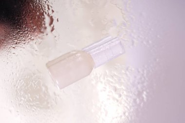 Estetik bir geçmişi olan yeni bir sprey ürün şişesi markalaşma kampanyası için iyidir ya da makyaj, kaplıca ve rüya gibi bir hayat tarzı markalaştırmaya uygun zarif bir güzellik ürünüdür..