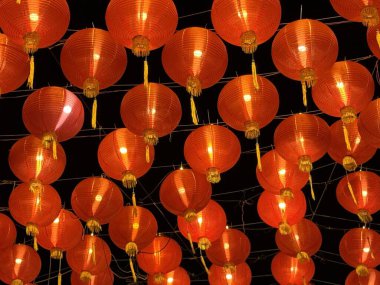 Canlı kırmızı Çin fenerleri karanlık bir gecede parlayarak kutlamalar, festivaller ve kültürel etkinlikler için mükemmel sıcak, şenlikli bir atmosfer yaratır. Ruh hali düzenleme, dekorasyon ve mevsimlik kampanyalar için ideal. Festi için Kırmızı Fenerler Gece Gökyüzü Görünümü