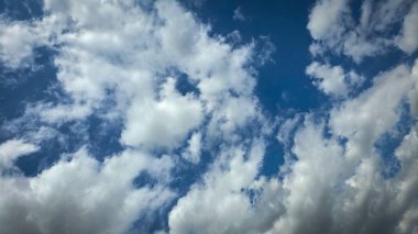 Yumuşak beyaz bulutlarla dolu uçsuz bucaksız mavi gökyüzü sakinliğe, berraklığa ve özgürlük hissine ilham verir. Doğa, seyahat, açık hava, sağlık ve ilham verici hisse senedi tasvirleri için mükemmel..