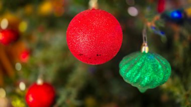 Her zaman yemyeşil dallara yerleştirilmiş göz alıcı renkli Noel süsleme baloları bayram ve mevsimlik stok fotoğrafçılığı için mükemmel sıcak, kutlama havası yaratıyor..